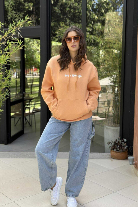HOODIE ME PUSH DHE IMAZH &SHKRIM MBRAPA PËR FEMRA NË NGJYRËN PORTOKALLI - KLAUDIO FASHION