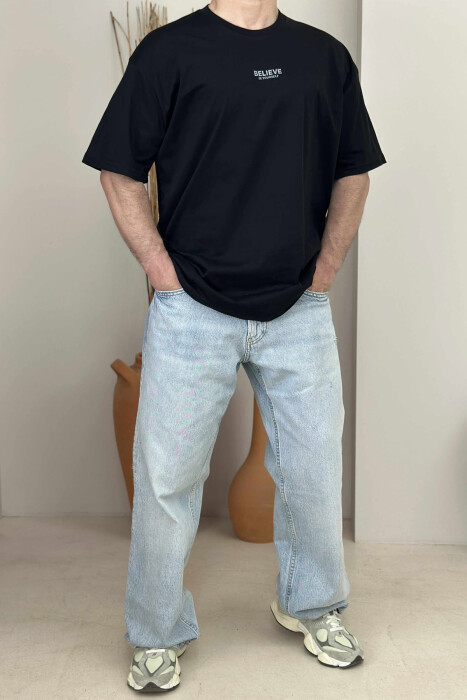 T-SHIRT ME SHKRIME PËR MESHKUJ NË NGJYRËN E ZEZË 