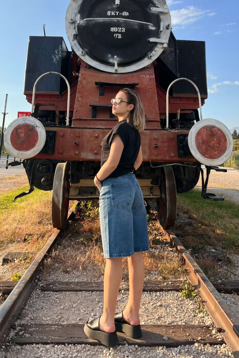 BELT DETAIL KNEE LENGTH WOMEN SHORTS BLUE/BLU - 2
