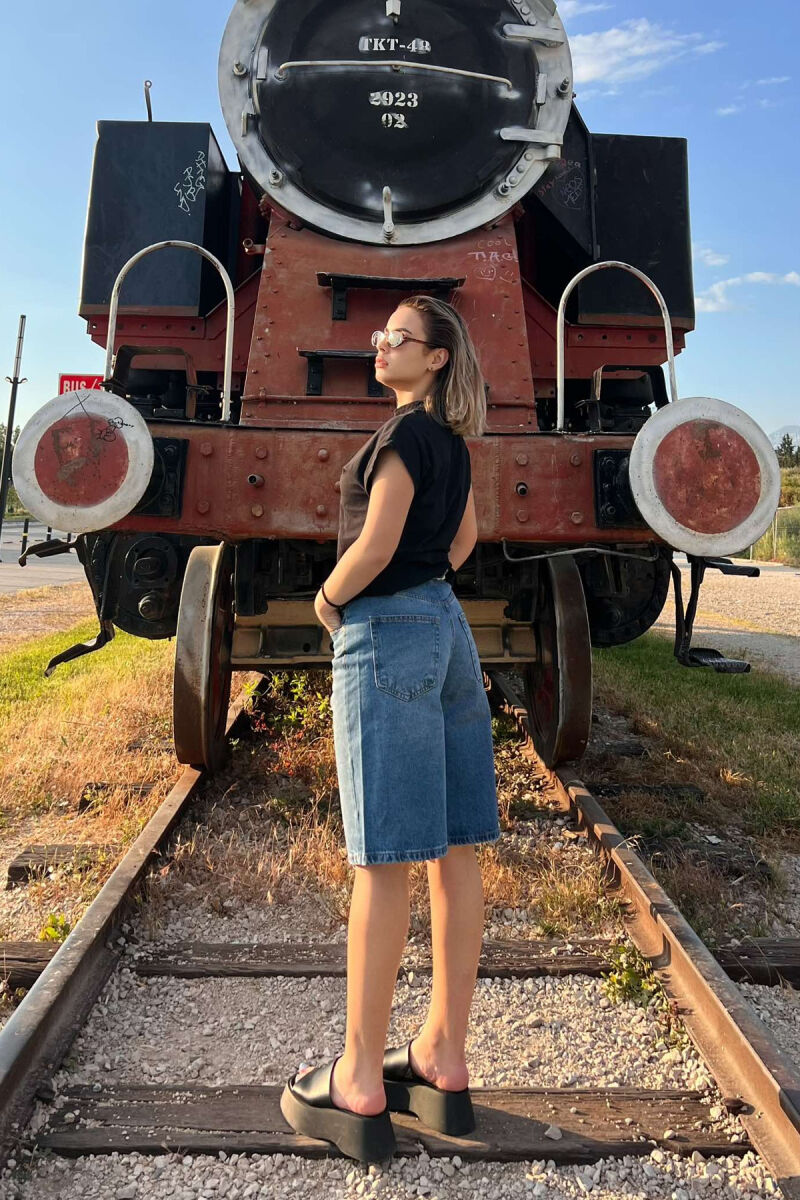BELT DETAIL KNEE LENGTH WOMEN SHORTS BLUE/BLU - 2
