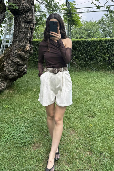 PANTALLONA TË SHKURTRA ME DETAJIN E RRIPIT PËR FEMRA NË NGJYRËN KREM - KLAUDIO FASHION