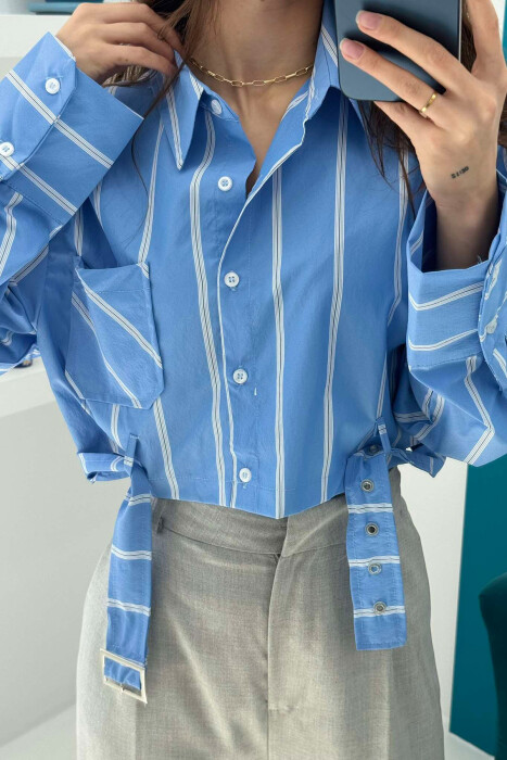 KËMISHË E SHKURTËR ME DETAJIN E RRIPIT PËR FEMRA NË NGJYRËN BLU E ZBARDHUR - KLAUDIO FASHION