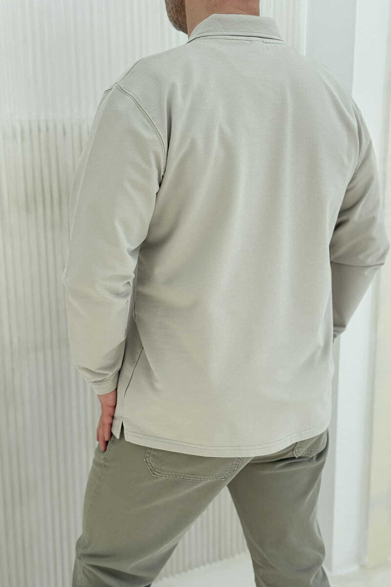 BLUZË E THJESHTË ME JAKË POLO PËR MESHKUJ NË NGJYRËN GRI E ZBARDHUR - 4