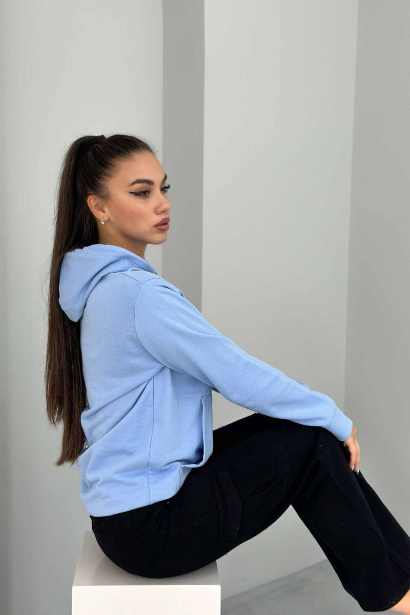 BLUZË E THJESHTË ME KAPUC PËR FEMRA NË NGJYRË BLU E ZBARDHUR - 2