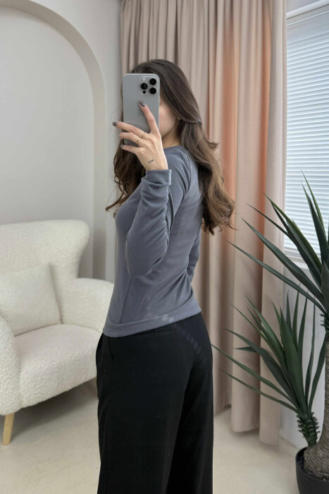 BLUZË E THJESHTË NJË NGJYRËSHE ME JAKË TË RRUMBULLAKËT PËR FEMRA NË NGJYRË GRI TË ERRËT - 3