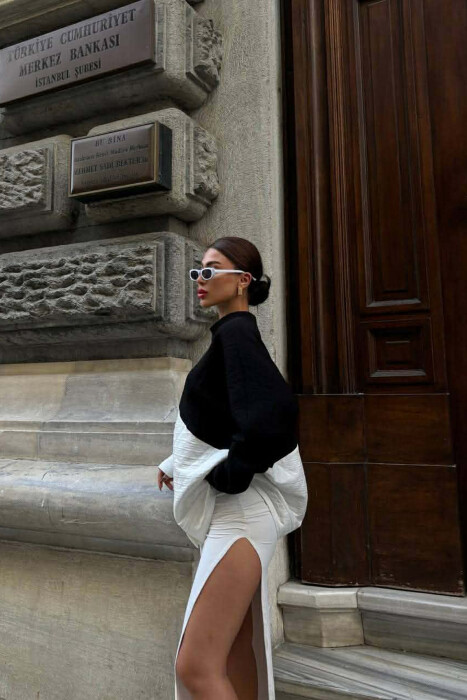 BLUZE E THJESHTE NJE NGJYRESHE ME JAKE TE RRUMBULLAKET PER FEMRA NE NGJYRE TE ZEZE - 3