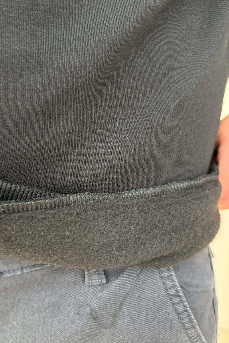 BLUZË E THJESHTË NJË NGJYRËSHE ME PUSH PËR MESHKUJ NË NGJYRËN E ZEZË - 4