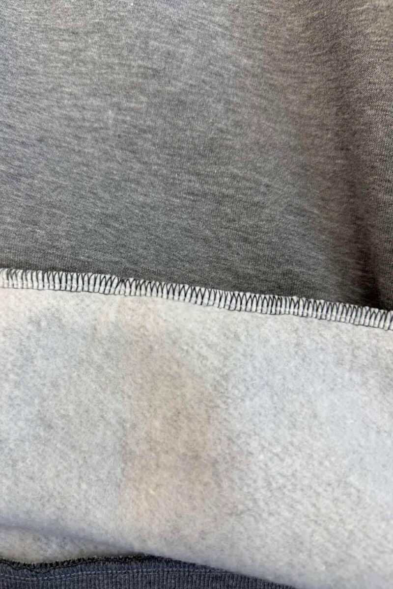 BLUZË E THJESHTË NJË NGJYRËSHE ME PUSH PËR MESHKUJ NË NGJYRËN GRI - 2