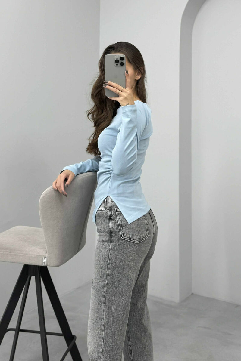 BLUZË E THJESHTË NJË NGJYRËSHE PËR FEMRA NË NGJYRË BLU TË ZBARDHUR - 4