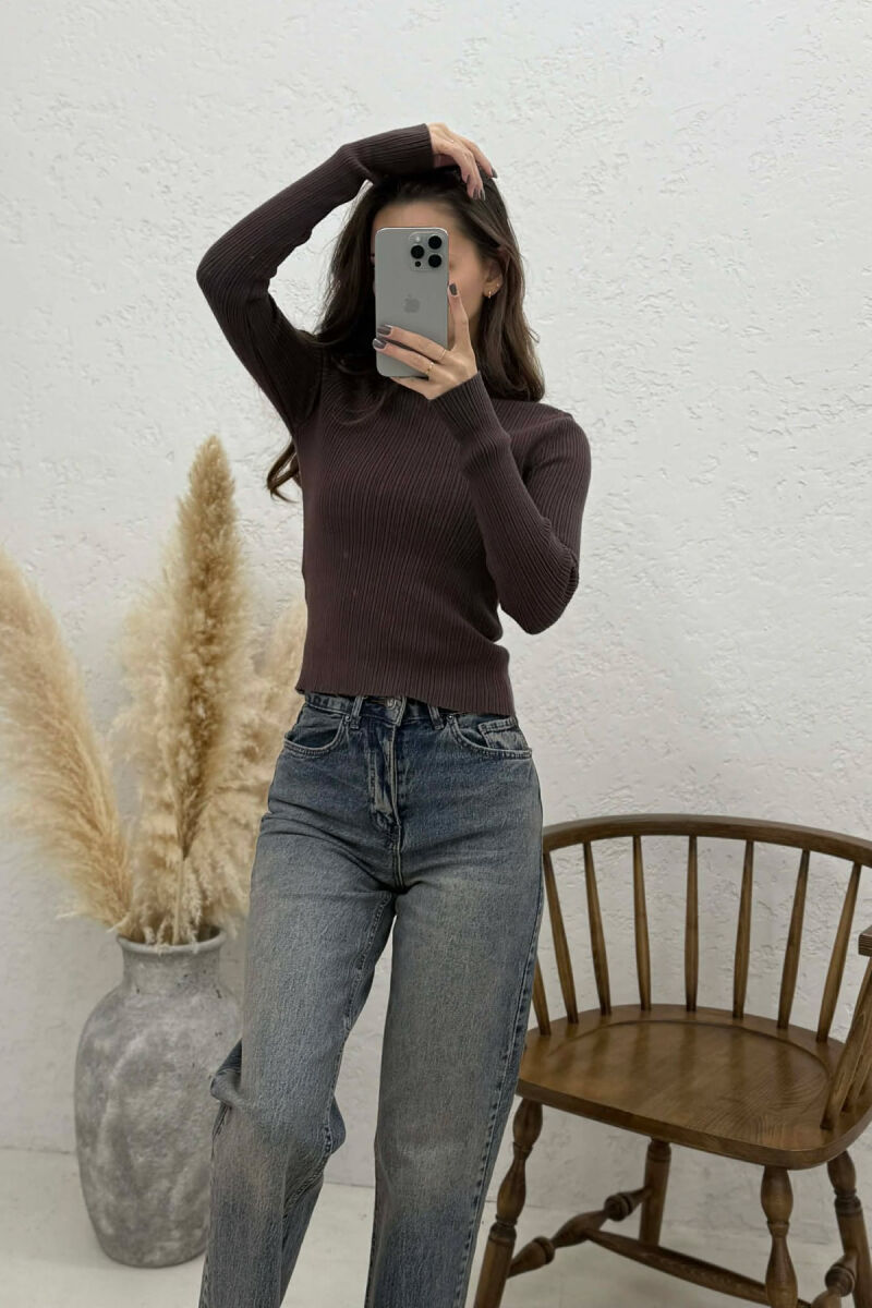 BLUZË E THJESHTË NJË NGJYRËSHE PËR FEMRA NË NGJYRË KAFE TË ERRËT - 2