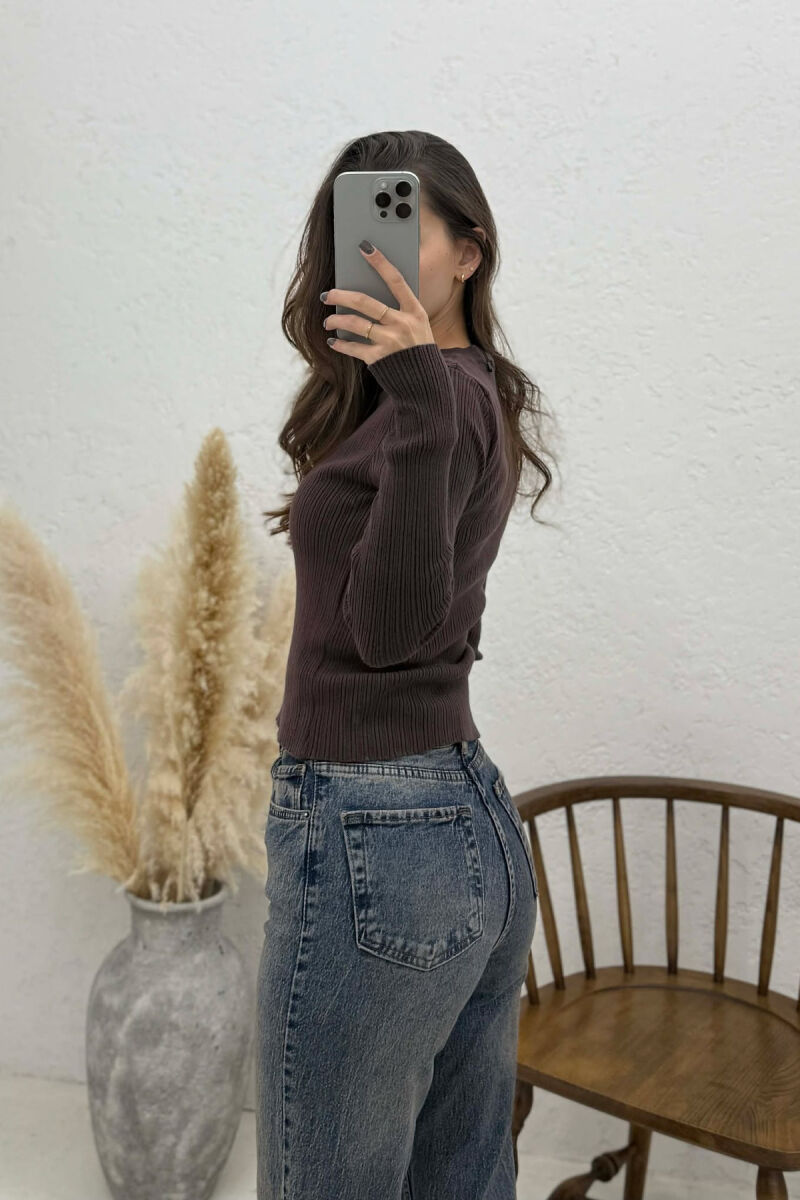 BLUZË E THJESHTË NJË NGJYRËSHE PËR FEMRA NË NGJYRË KAFE TË ERRËT - 3