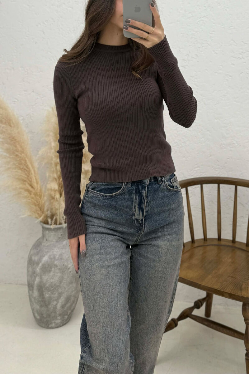 BLUZË E THJESHTË NJË NGJYRËSHE PËR FEMRA NË NGJYRË KAFE TË ERRËT - 4