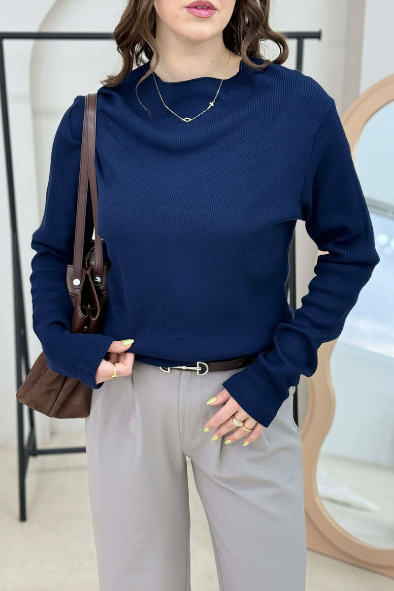 BLUZË E THJESHTË NJËNGJYRESHE PËR FEMRA NË NGJYRËN BLU TË ERRËT - 2