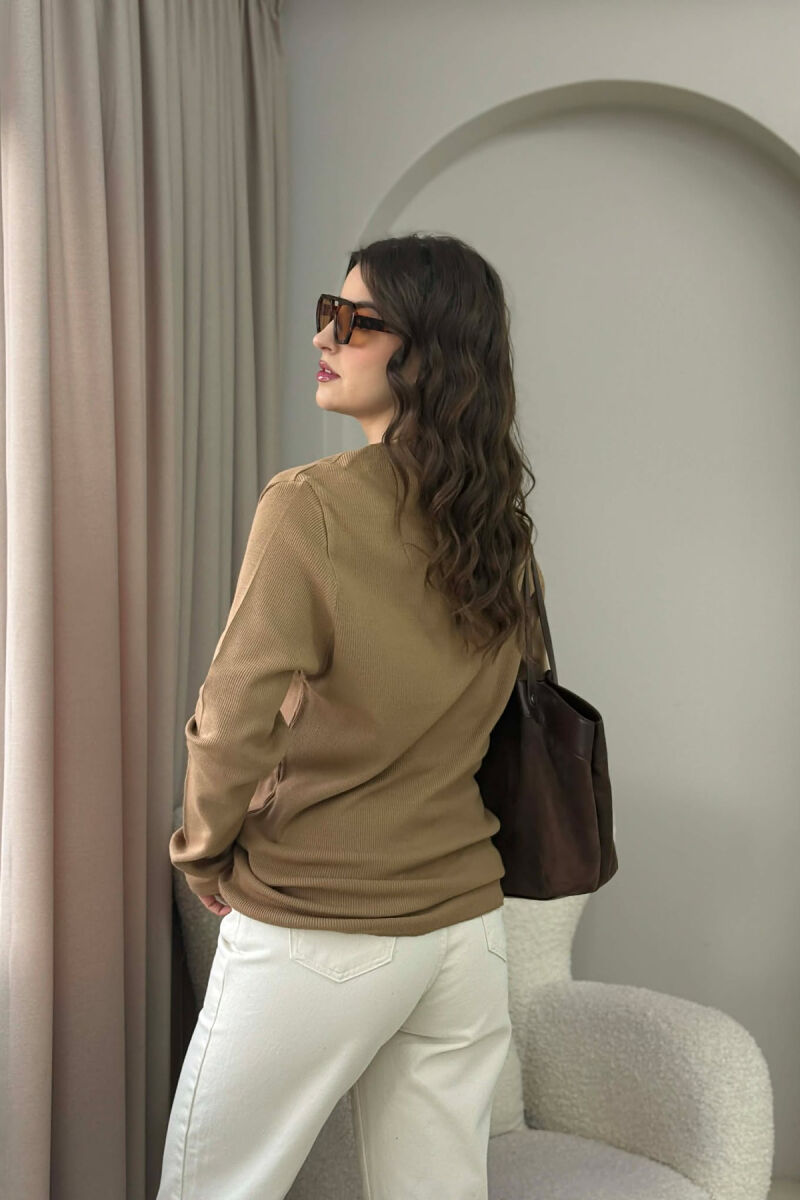 BLUZË E THJESHTË NJËNGJYRESHE PËR FEMRA NË NGJYRËN KAFE - 3