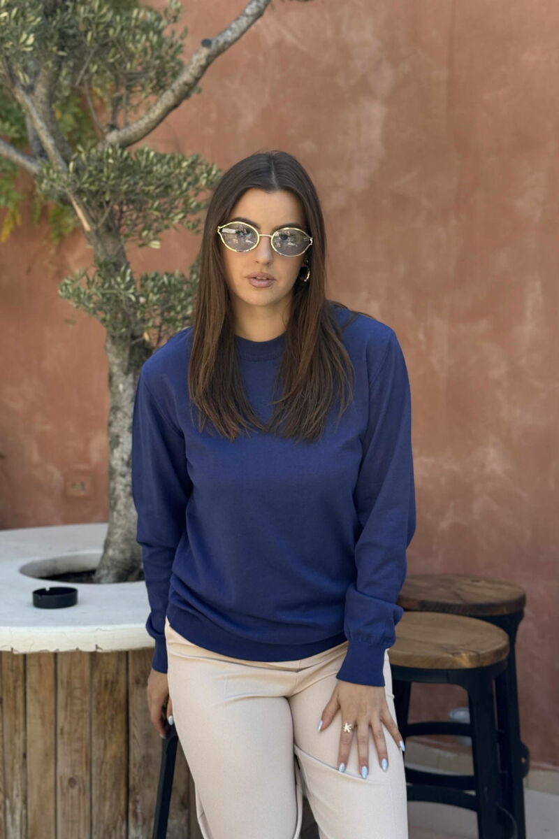 BLUZË E THJESHTË PËR FEMRA NË NGJYRË BLU MESNATE - 2