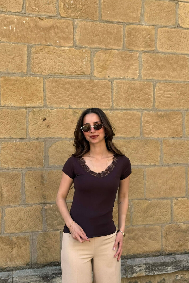 BLUZE ME DETAJ DANTELLE PER FEMRA NE NGJYRE KAFE TE ERRET - 1