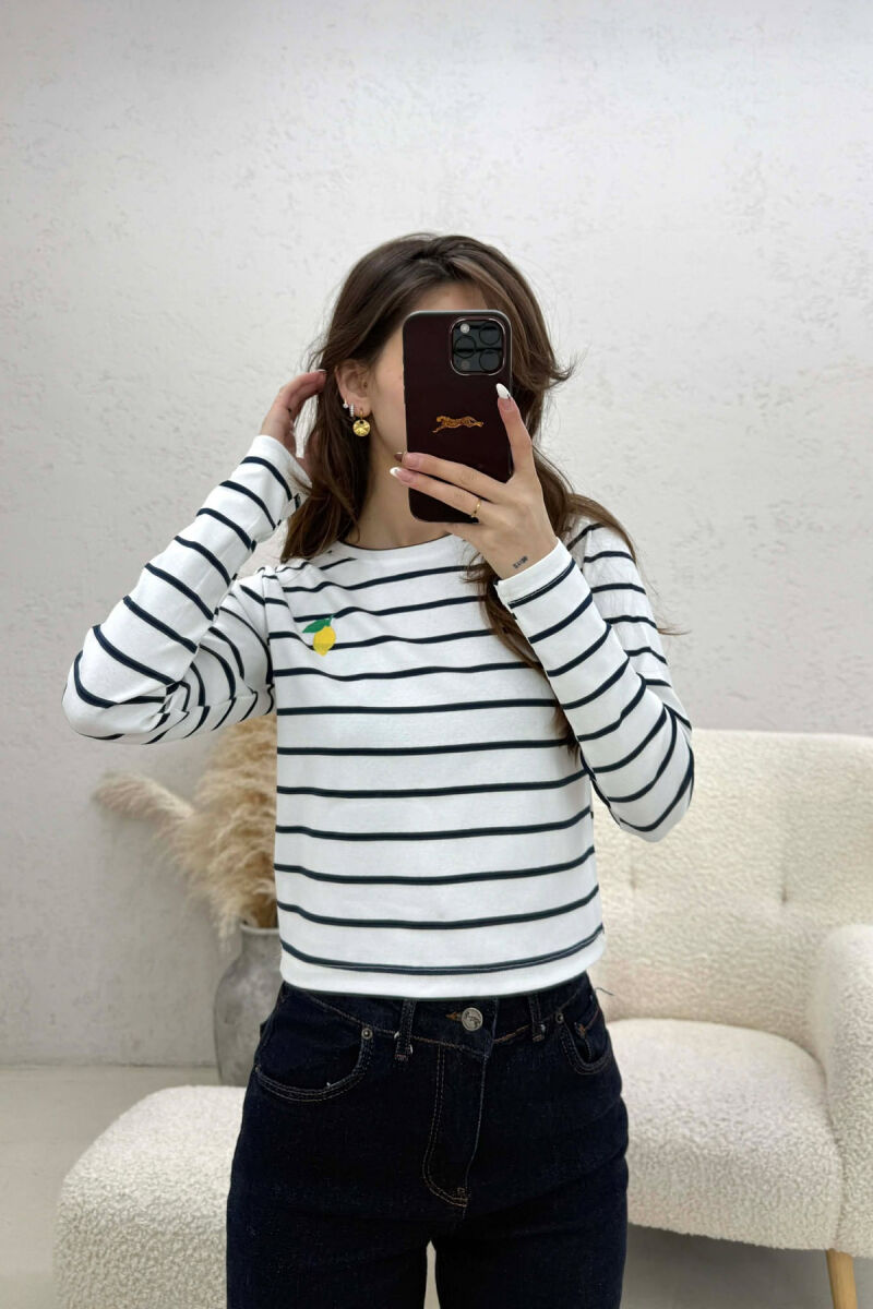 BLUZE ME DIZAJN VIJASH PER FEMRA NE NGJYRE TE BARDHE ME BLU - 1