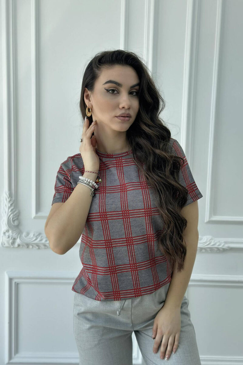 BLUZË ME DIZAJNE KATRORE PËR FEMRA NË NGJYRËN GRI ME TË KUQE - 2