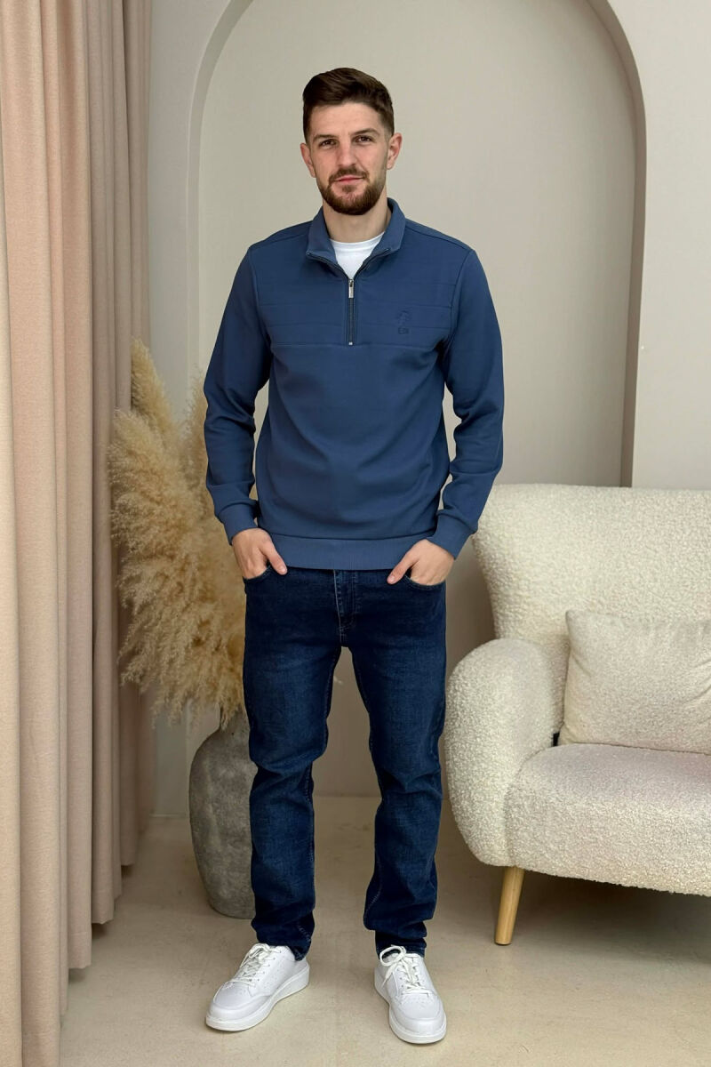 BLUZË ME JAKË ME ZINXHIR DHE LOGO TË VOGËL PËR MESHKUJ NË NGJYRËN BLU - 2