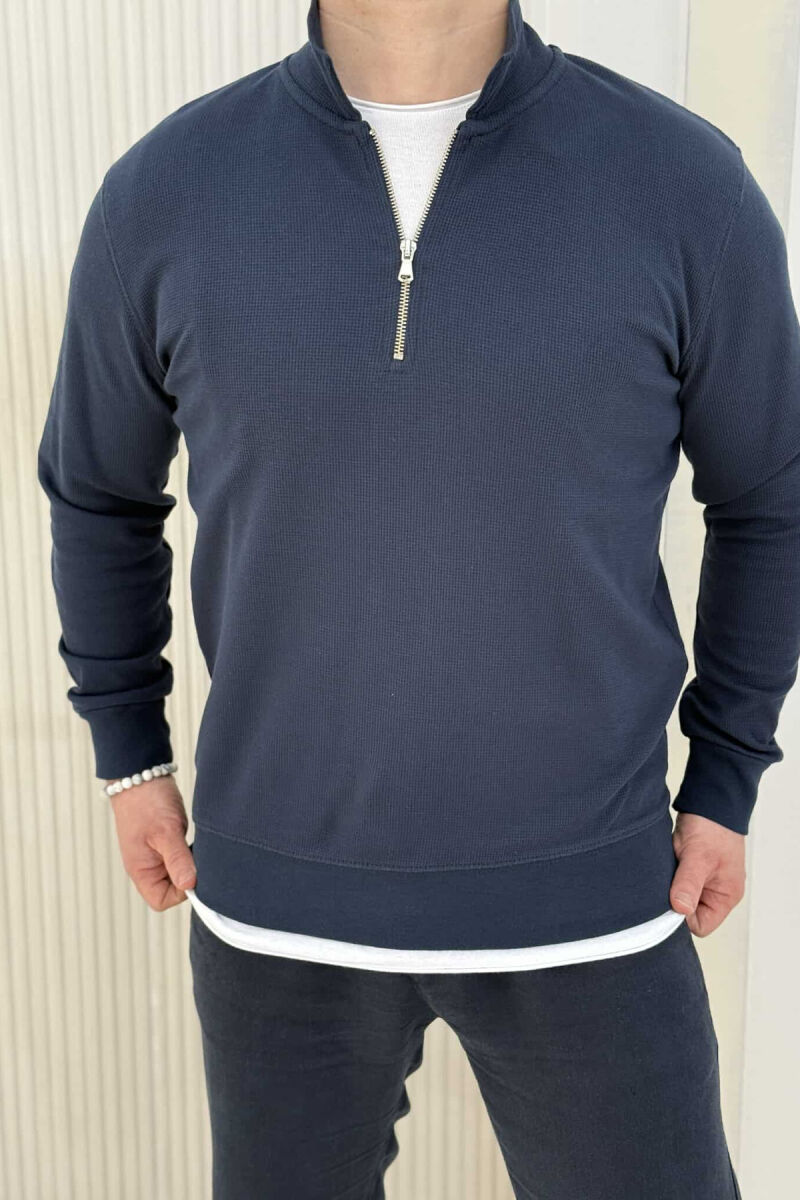 BLUZË ME JAKË POLO ME ZINXHIR PËR MESHKUJ NË NGJYRËN BLU E ERRËT - 2