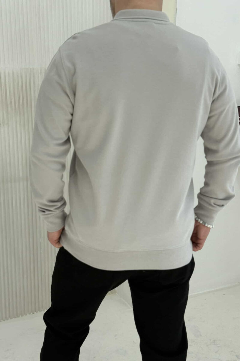 BLUZË ME JAKË POLO ME ZINXHIR PËR MESHKUJ NË NGJYRËN GRI E ZBARDHUR - 2