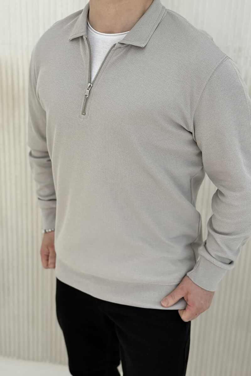 BLUZË ME JAKË POLO ME ZINXHIR PËR MESHKUJ NË NGJYRËN GRI E ZBARDHUR - 3