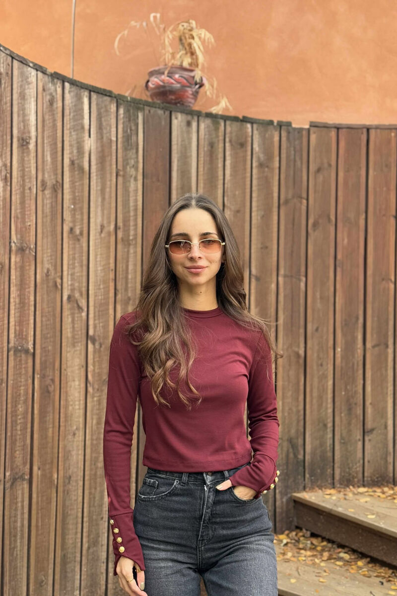 BLUZË ME JAKË TË RRUMBULLAKËT DHE KOPSA TEK MËNGËT PËR FEMRA NË NGJYRË VISHNJË - 1