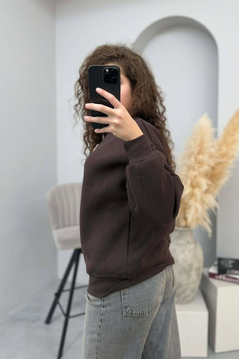 BLUZË ME PUSH DHE ME IMAZHIN E ARUSHIT NË PJESËN PARA PËR FEMRA NË NGJYRË KAFE TË ERRËT - 9