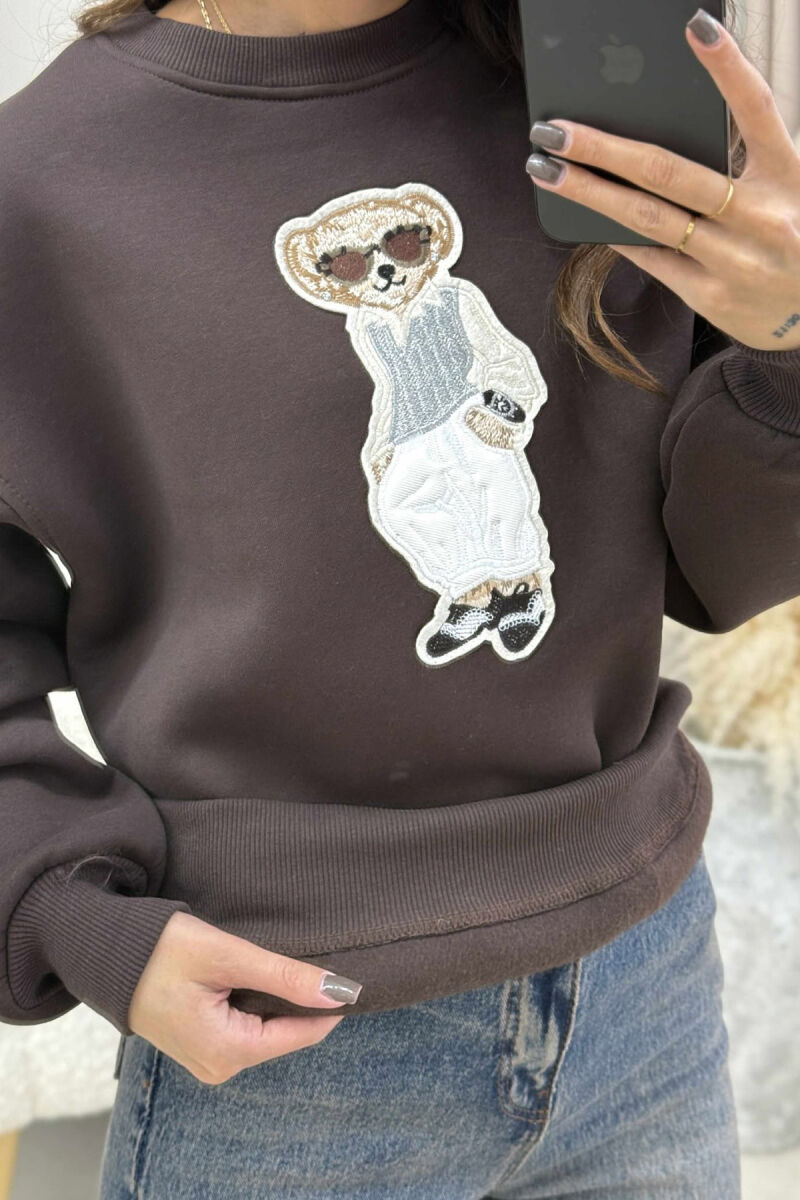 BLUZË ME PUSH DHE ME IMAZHIN E ARUSHIT NË PJESËN PARA PËR FEMRA NË NGJYRË KAFE TË ERRËT - 4