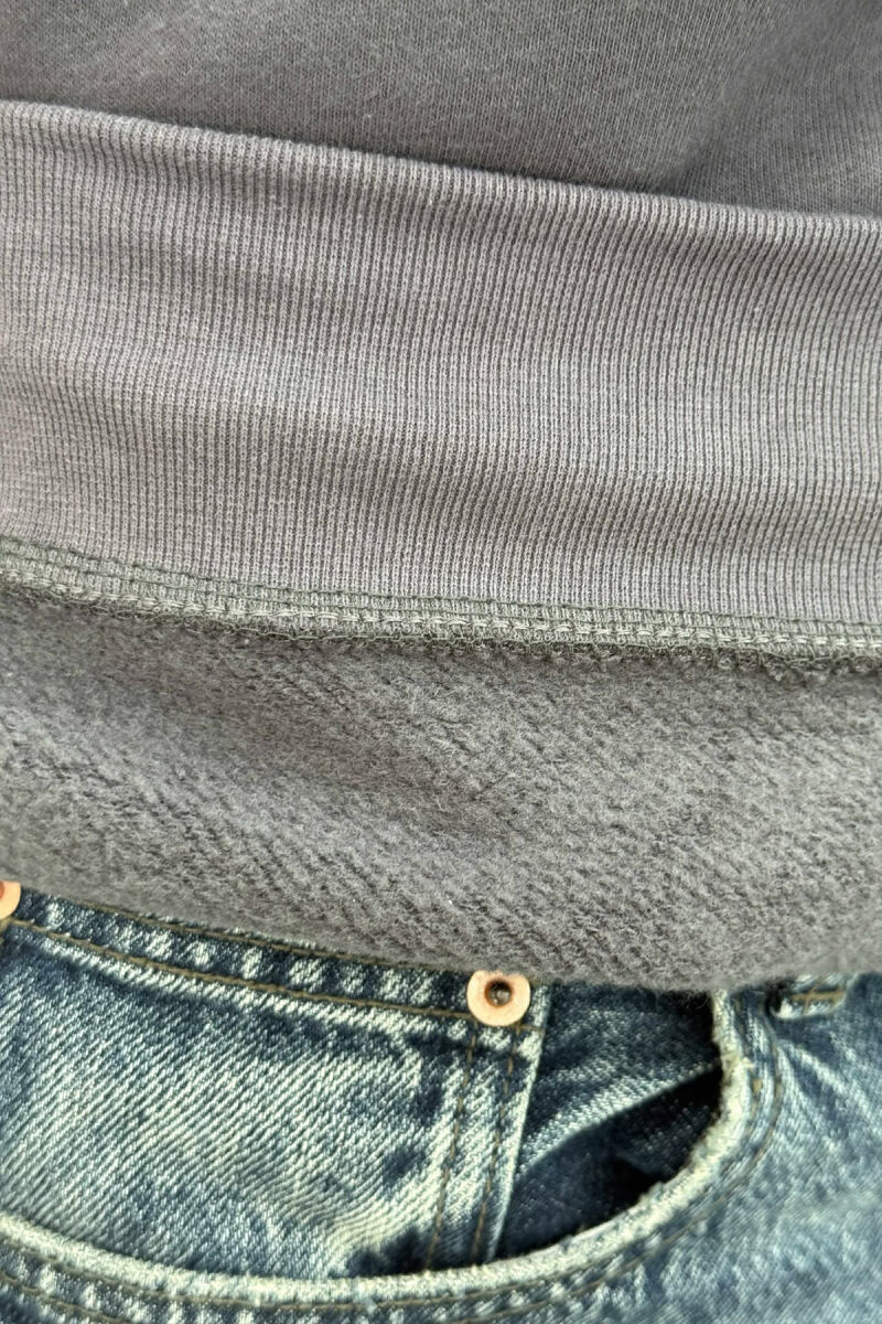 BLUZË ME PUSH DHE SHKRIM CHICAGO NË PJESËN PARA PËR MESHKUJ NË NGJYRËN GRI TË ERRËT - 5