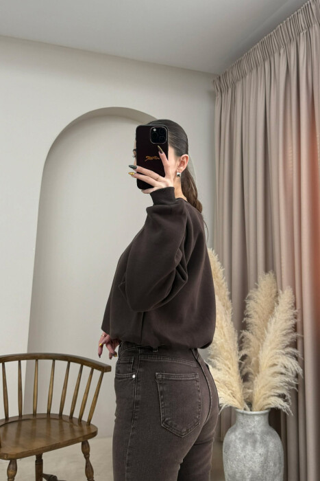 BLUZE ME SHKRIM STUDIO DHE BEL ELASTIK PER FEMRA NE NGJYRE KAFE TE ERRET - 3