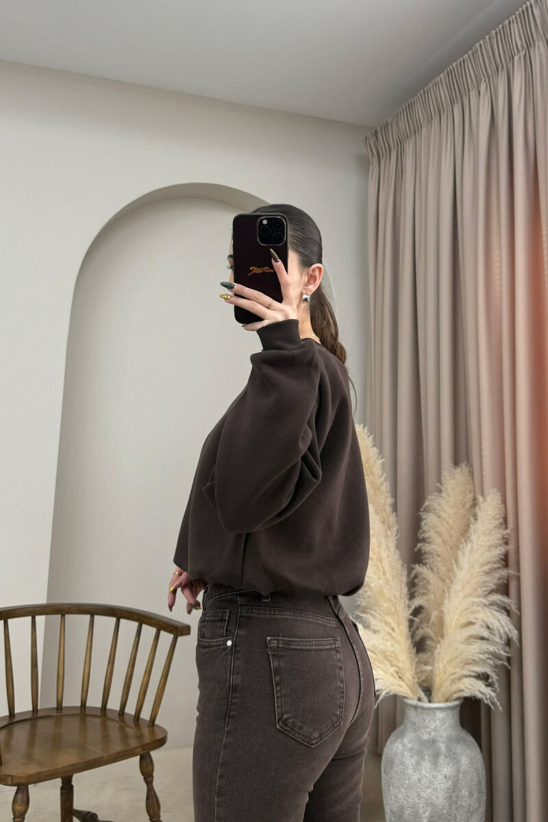 BLUZE ME SHKRIM STUDIO DHE BEL ELASTIK PER FEMRA NE NGJYRE KAFE TE ERRET - 3