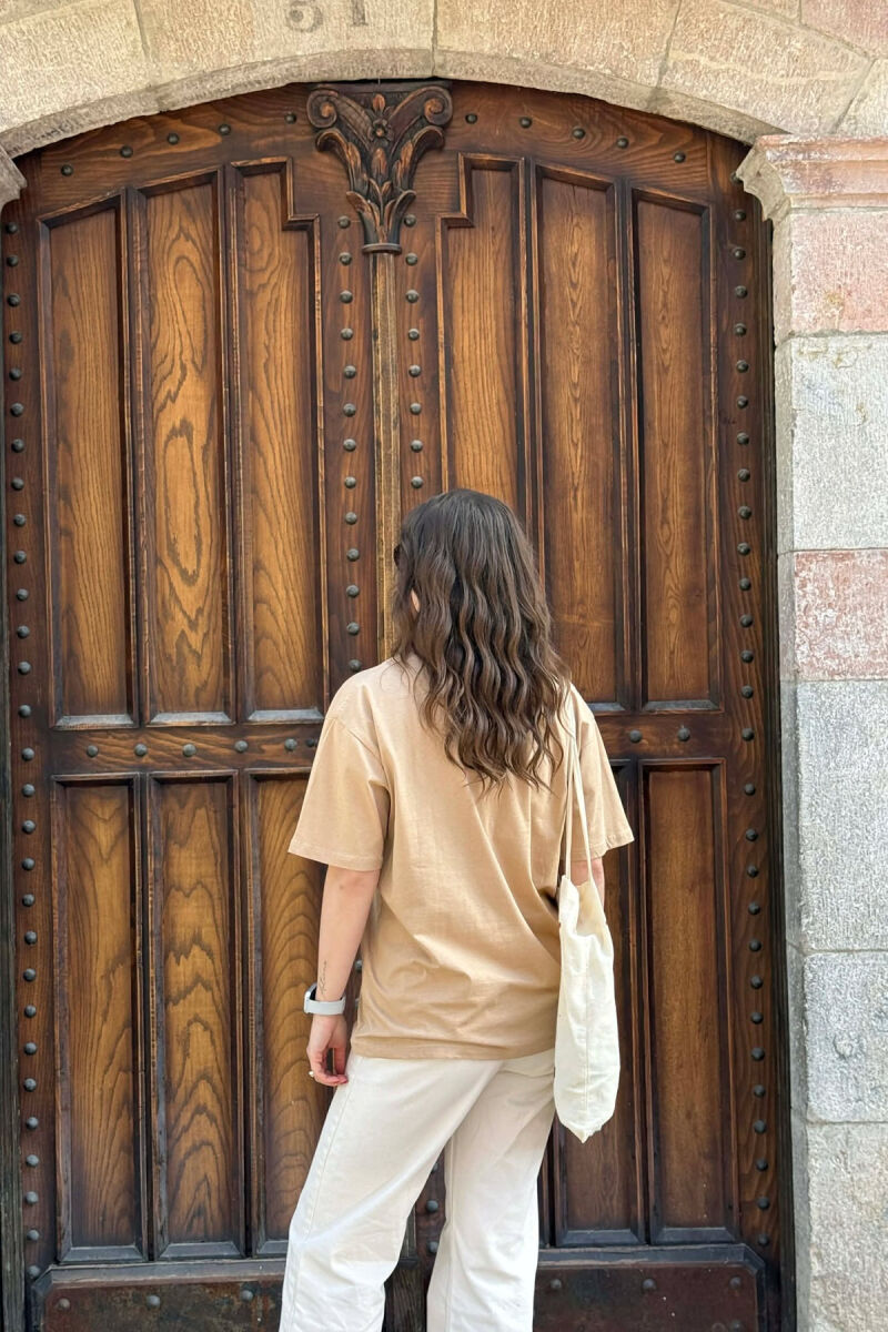 T-SHIRT NJE NGJYRESH PER FEMRA NE NGJYRE BEZHE+ 6 PALE ÇORAPE DHURATE - 3