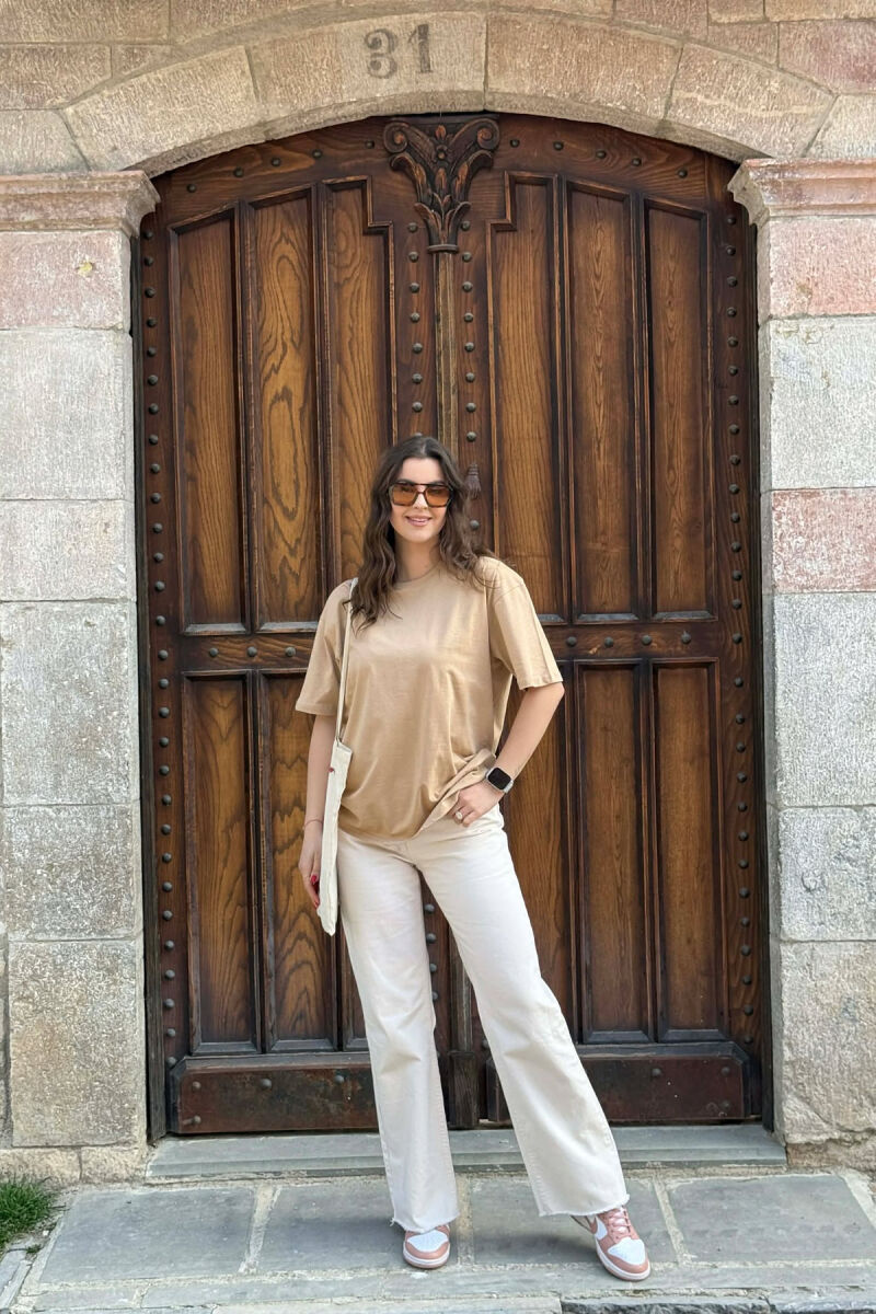 T-SHIRT NJE NGJYRESH PER FEMRA NE NGJYRE BEZHE+ 6 PALE ÇORAPE DHURATE - 5