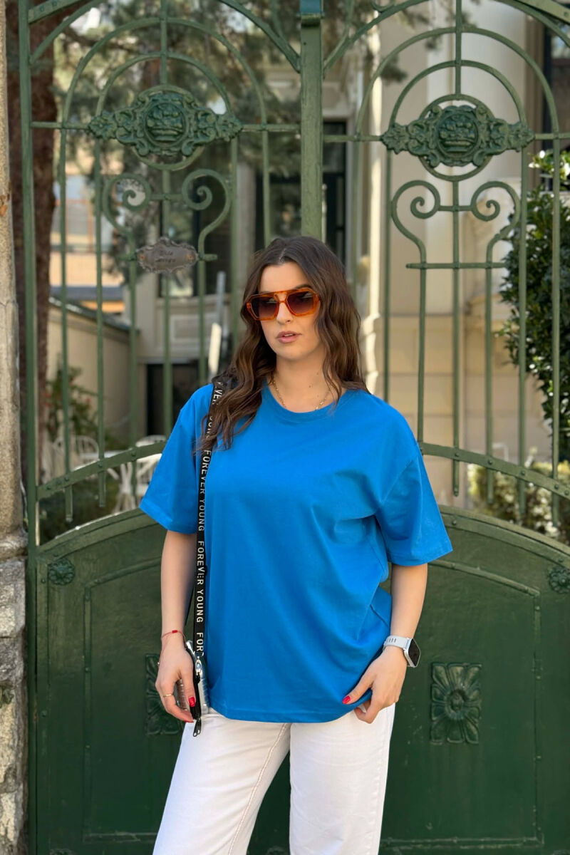 T-SHIRT NJE NGJYRESH PER FEMRA NE NGJYRE BLU+ 6 PALE ÇORAPE DHURATE - 1