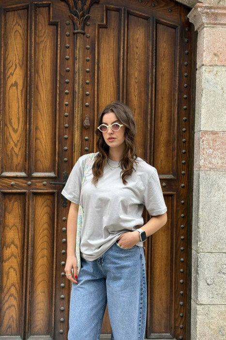 T-SHIRT NJE NGJYRESH PER FEMRA NE NGJYRE GRI HIRI + 6 PALE ÇORAPE DHURATE - 1