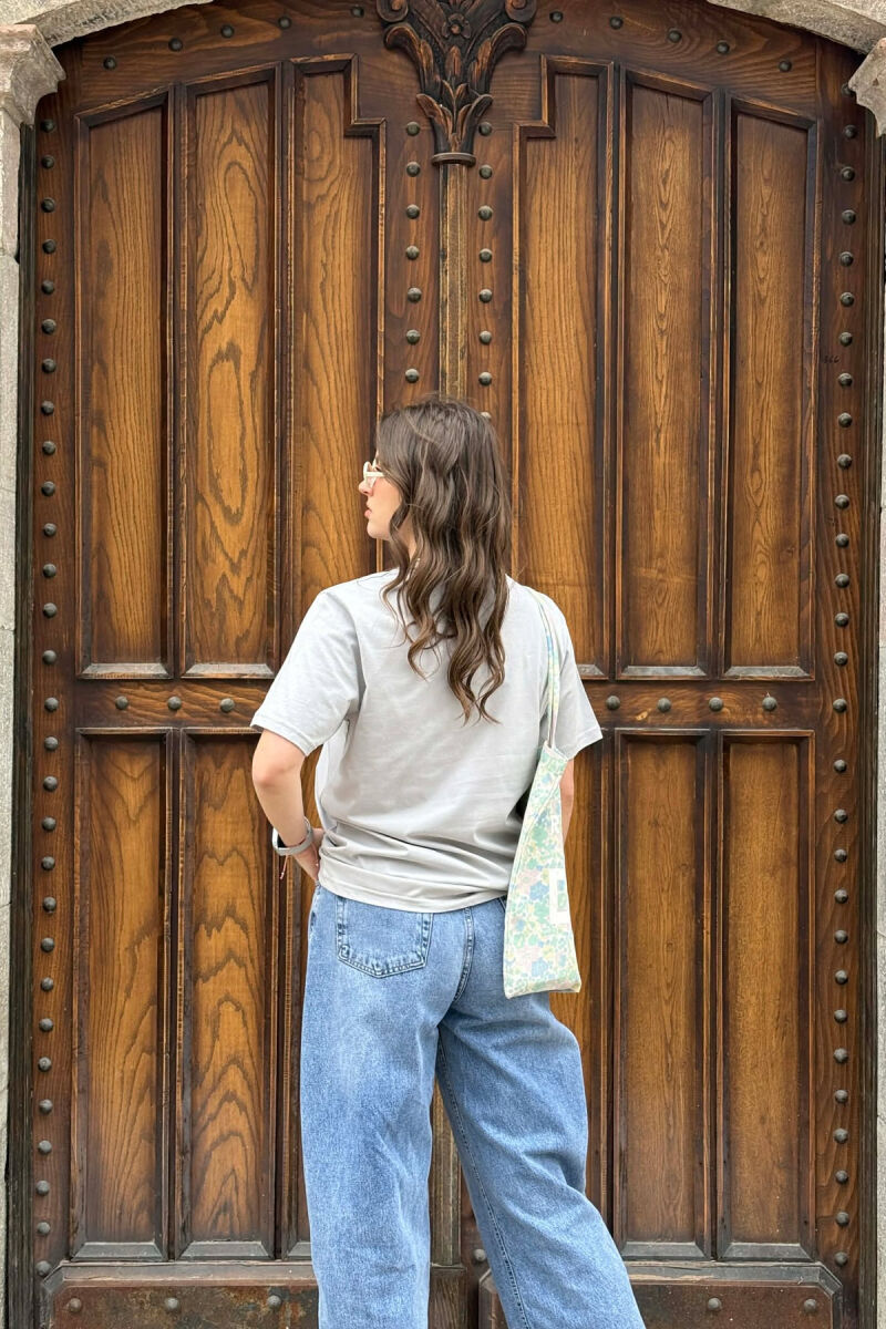 T-SHIRT NJE NGJYRESH PER FEMRA NE NGJYRE GRI HIRI + 6 PALE ÇORAPE DHURATE - 5