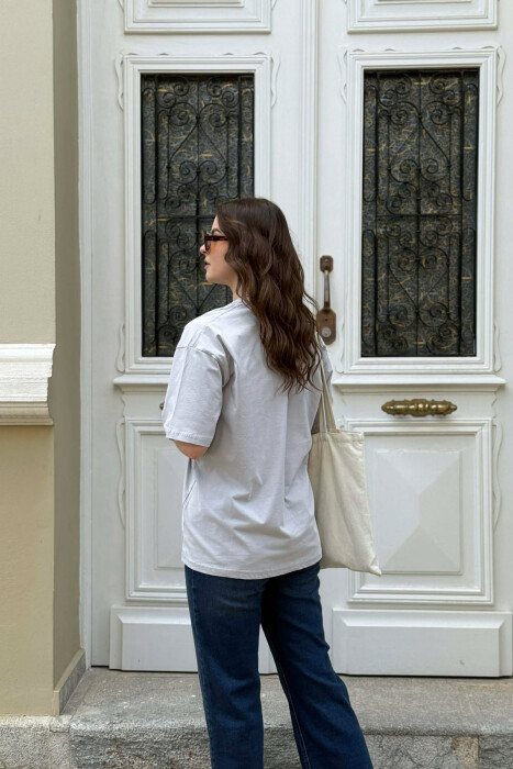 T-SHIRT NJE NGJYRESH PER FEMRA NE NGJYRE GRI TE ZBARDHUR+6 PALE ÇORAPE DHURATE - 4