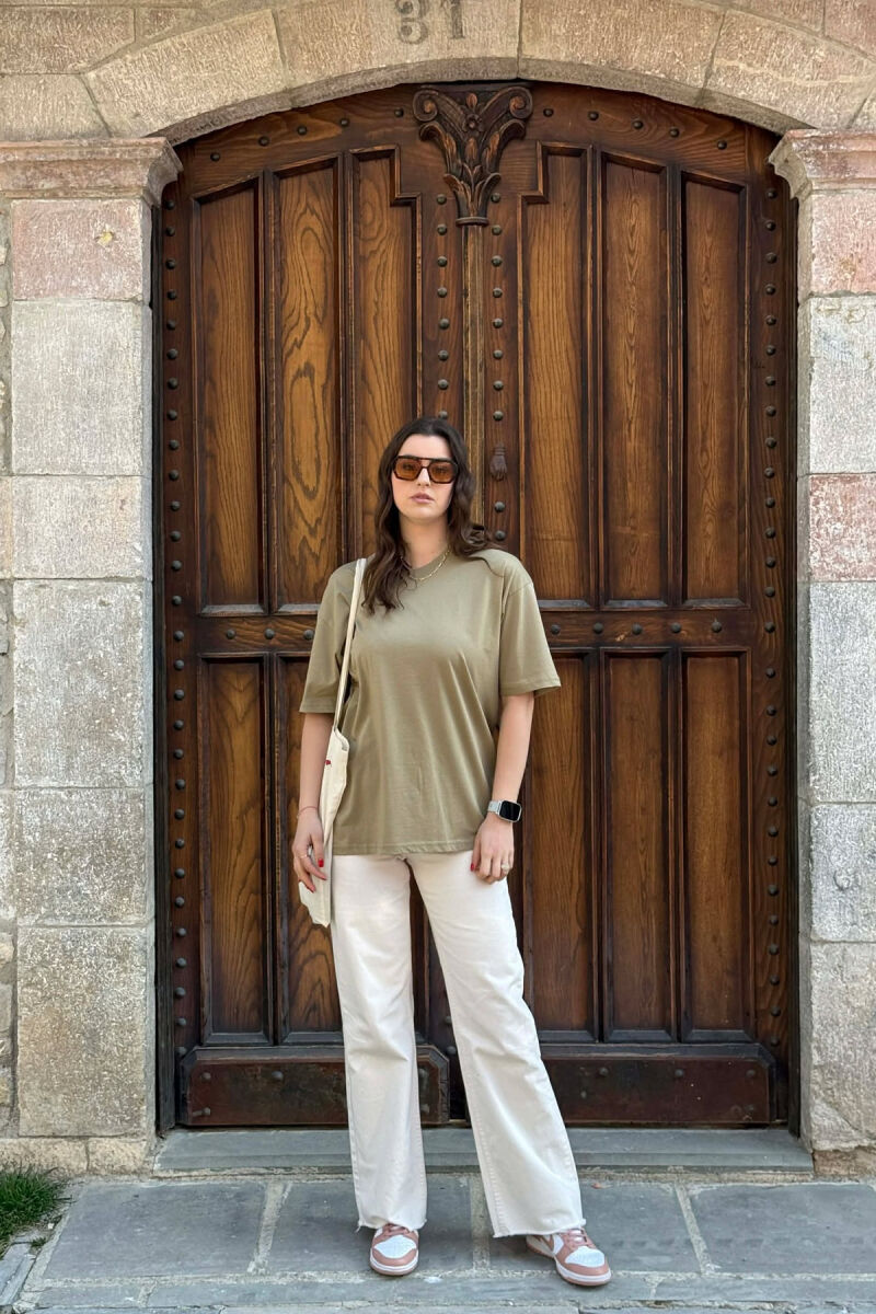 T-SHIRT NJE NGJYRESH PER FEMRA NE NGJYRE JESHILE TE ZBARDHUR+ 6 PALE ÇORAPE DHURATE - 5