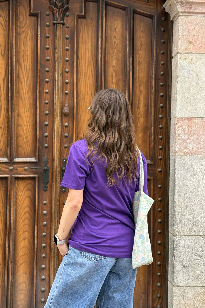 T-SHIRT NJE NGJYRESH PER FEMRA NE NGJYRE LEJLA TE ERRET+ 6 PALE ÇORAPE DHURATE - 3
