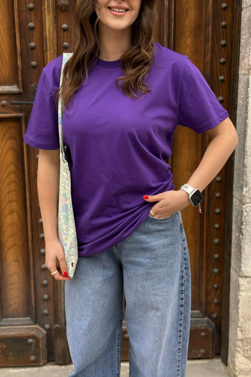 T-SHIRT NJE NGJYRESH PER FEMRA NE NGJYRE LEJLA TE ERRET+ 6 PALE ÇORAPE DHURATE - 5