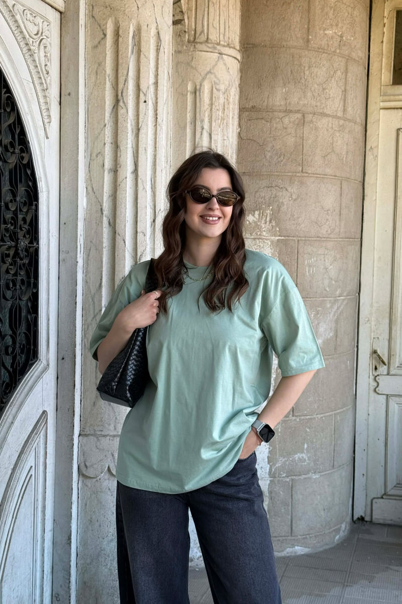 T-SHIRT NJE NGJYRESH PER FEMRA NE NGJYRE MENTE TE ZBARDHUR+ 6 PALE ÇORAPE DHURATE - 1