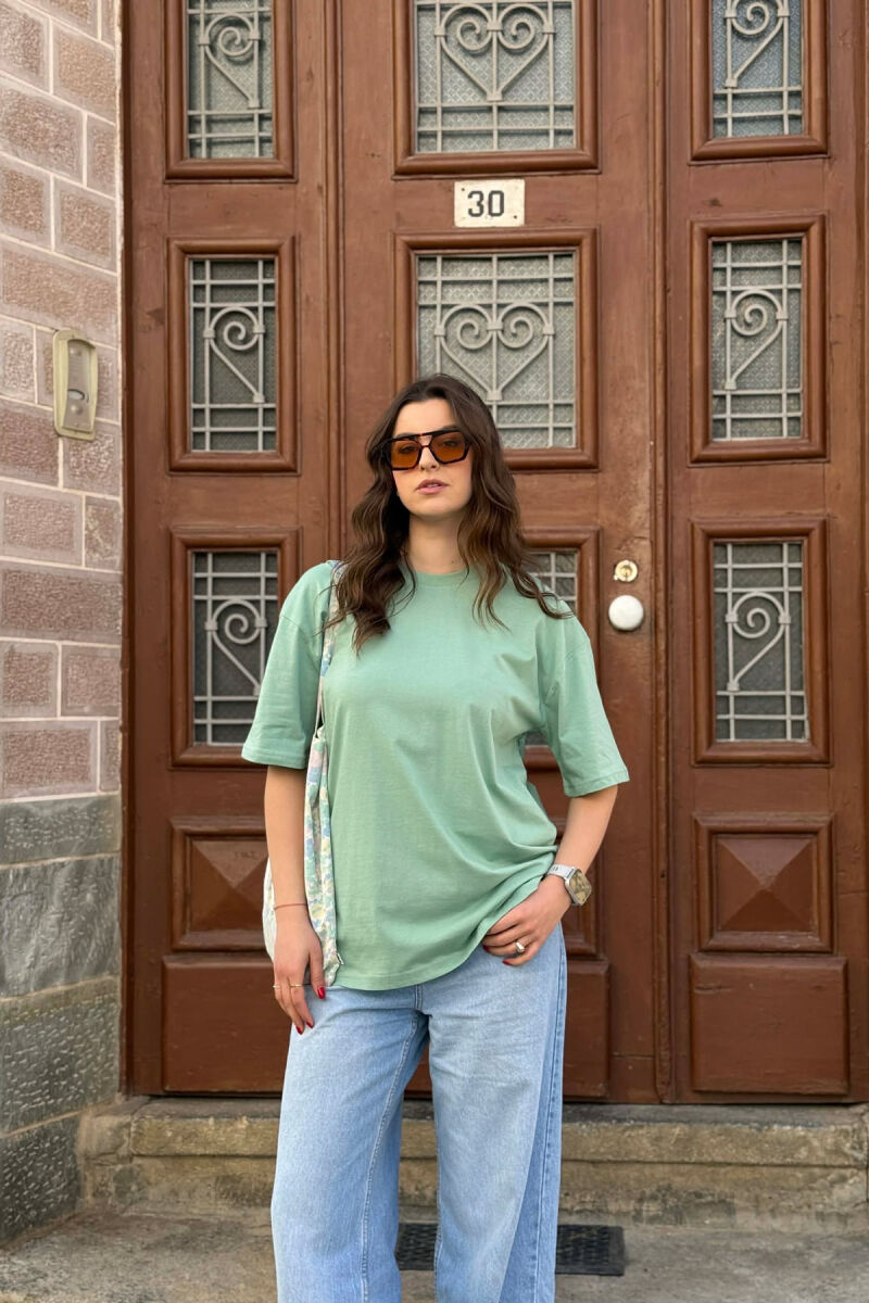 T-SHIRT NJE NGJYRESH PER FEMRA NE NGJYRE MENTE+6 PALE ÇORAPE DHURATE - 1