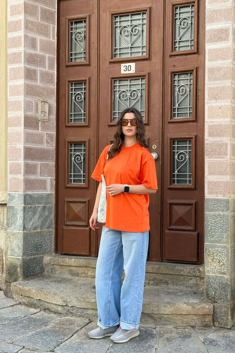 T-SHIRT NJE NGJYRESH PER FEMRA NE NGJYRE PORTOKALLI+ 6 PALE ÇORAPE DHURATE - 5