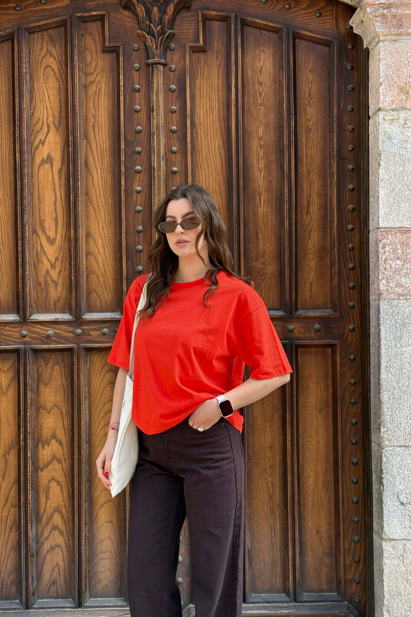 T-SHIRT NJE NGJYRESH PER FEMRA NE NGJYRE PORTOKALLI TE ERRET+ 6 PALE ÇORAPE DHURATE - 1