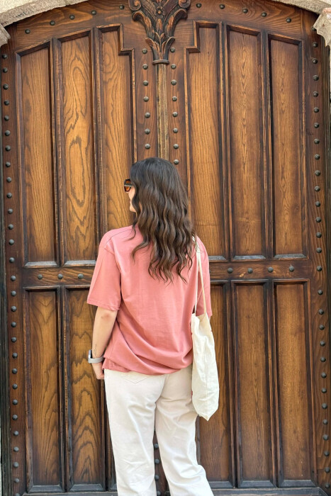 T-SHIRT NJE NGJYRESH PER FEMRA NE NGJYRE PUDER+ 6 PALE ÇORAPE DHURATE - 4