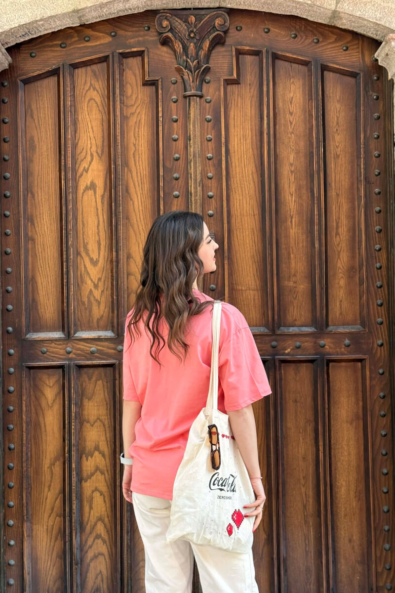 T-SHIRT NJE NGJYRESH PER FEMRA NE NGJYRE ROZE+6 PALE ÇORAPE DHURATE - 3