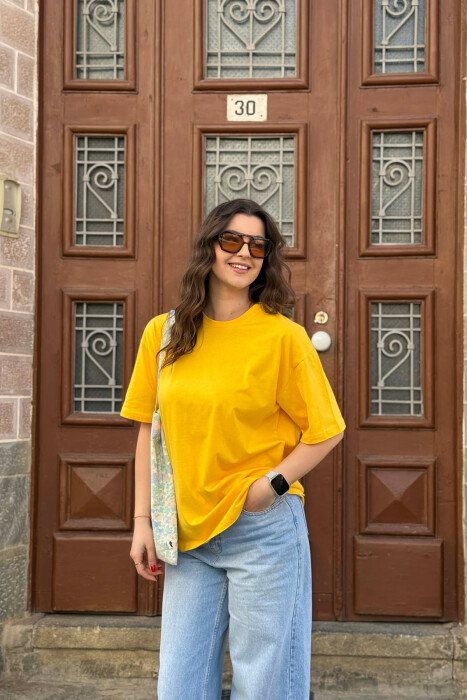 T-SHIRT NJE NGJYRESH PER FEMRA NE NGJYRE TE VERDHE+6 PALE ÇORAPE DHURATE - 1