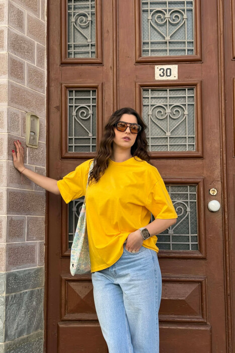 T-SHIRT NJE NGJYRESH PER FEMRA NE NGJYRE TE VERDHE+6 PALE ÇORAPE DHURATE - 3