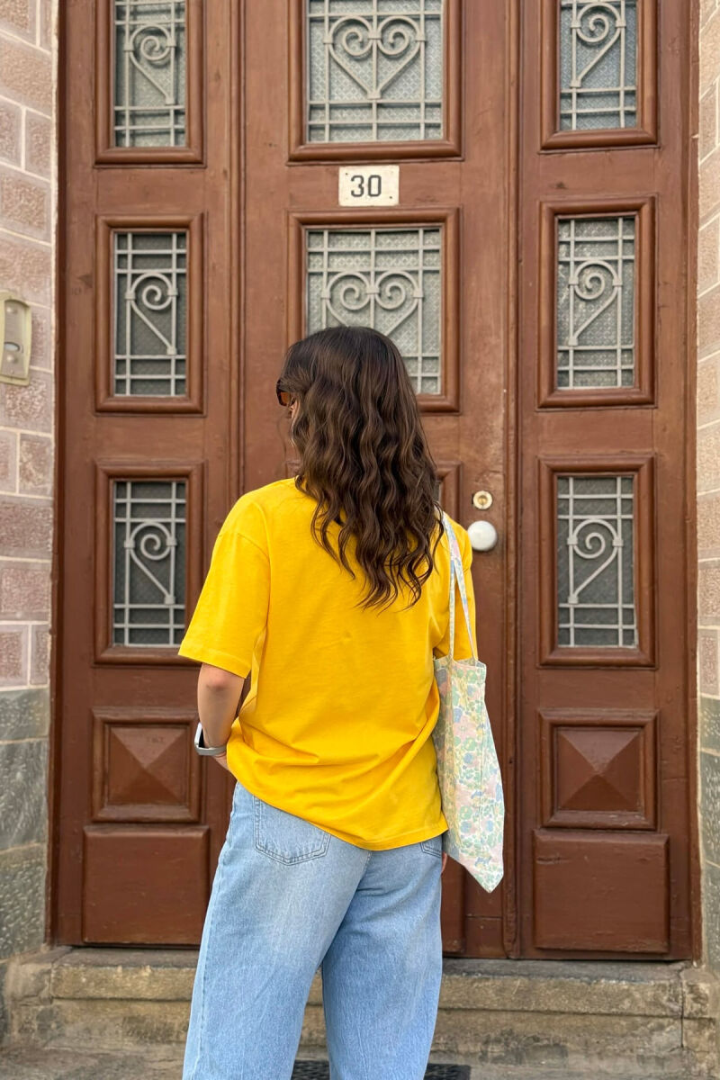 T-SHIRT NJE NGJYRESH PER FEMRA NE NGJYRE TE VERDHE+6 PALE ÇORAPE DHURATE - 5